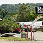 Ricar2 El Avión outside