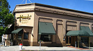 Harris' Restaurant outside
