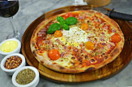 Enzo's Pizzeria food