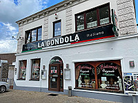 La Gondola outside