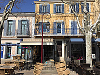 Le Cafe De La Liberte inside