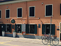 Osteria Pizzeria La Vigna outside