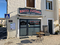 Pizza N'inou outside