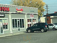 Yummie Pho outside