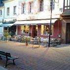 cafe des halles outside