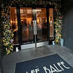 Café Balfé outside