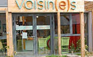 Le cafe Voisin(e)s outside