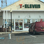 7-eleven outside