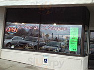 Dee's Diner outside