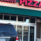 Richie's Pizza outside