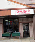 Lennys Pizza outside