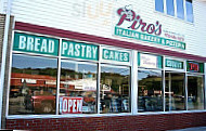 Piro’s Bakery outside