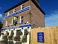 The Oval Tavern outside
