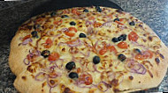 C'e' Pizza E Pizza Di Crescentini E Schiavon food