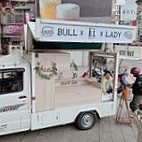 Bull&lady Shǒu Zuò Zǎo Wǔ Cān outside