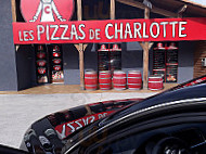 Les Pizzas de Charlotte outside