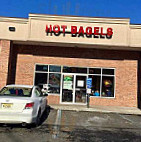 Hot Bagels outside
