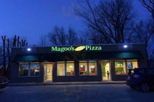 Magoo's California Pizza outside
