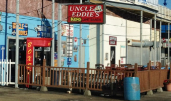 Uncle Eddie's Oceanside Tavern outside