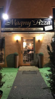 Magny 'pizza outside