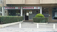 Pizzaria La Piacenza outside