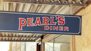 The Pearl Diner outside