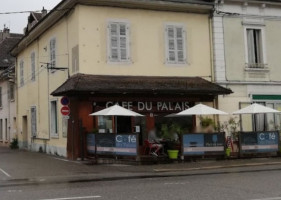 Cafe Du Palais outside