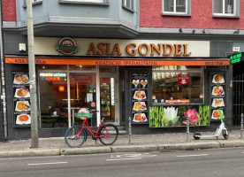 Asia Gondel outside
