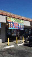Highway 74 Donuts outside