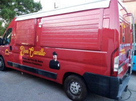 Camionette Pizza Don Camillo outside