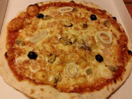 Pizza Chez Simon food