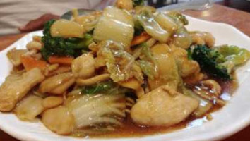 Paulines Chinese Kitchen food