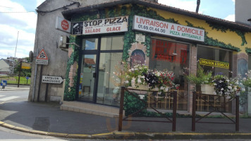 Stop-pizza outside