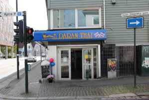 Daran Thai outside