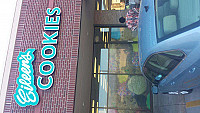 Eileen's Colossal Cookies outside