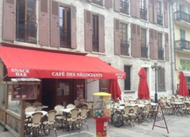 Le Cafe Des Negociants inside