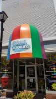 Eileen's Colossal Cookies outside