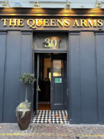 The Queen's Arms inside