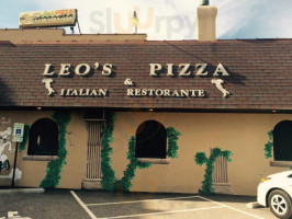 Leo's Pizza outside