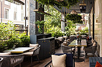 The Churchill Bar & Terrace - Hyatt Regency London inside
