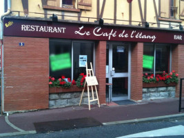 Le Cafe De L'etang outside