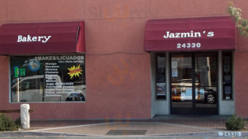 Jazmin's Bakery outside