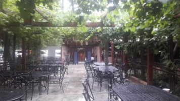 Restaurant Cocosu Rosu inside