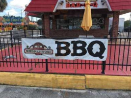 M&m Old Hickory Smokehouse Bbq outside