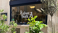Le Singe A Paris outside
