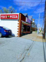 Fox's Pizza Den Rostraver inside