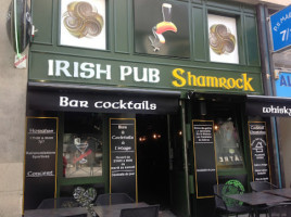 À Cocktails Le Irish Pub Shamrock inside