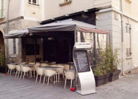 Le Cafe Des Bains inside