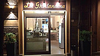 Pizzeria La Ghirlandina inside