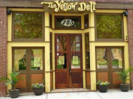 The Yellow Deli Warsaw outside